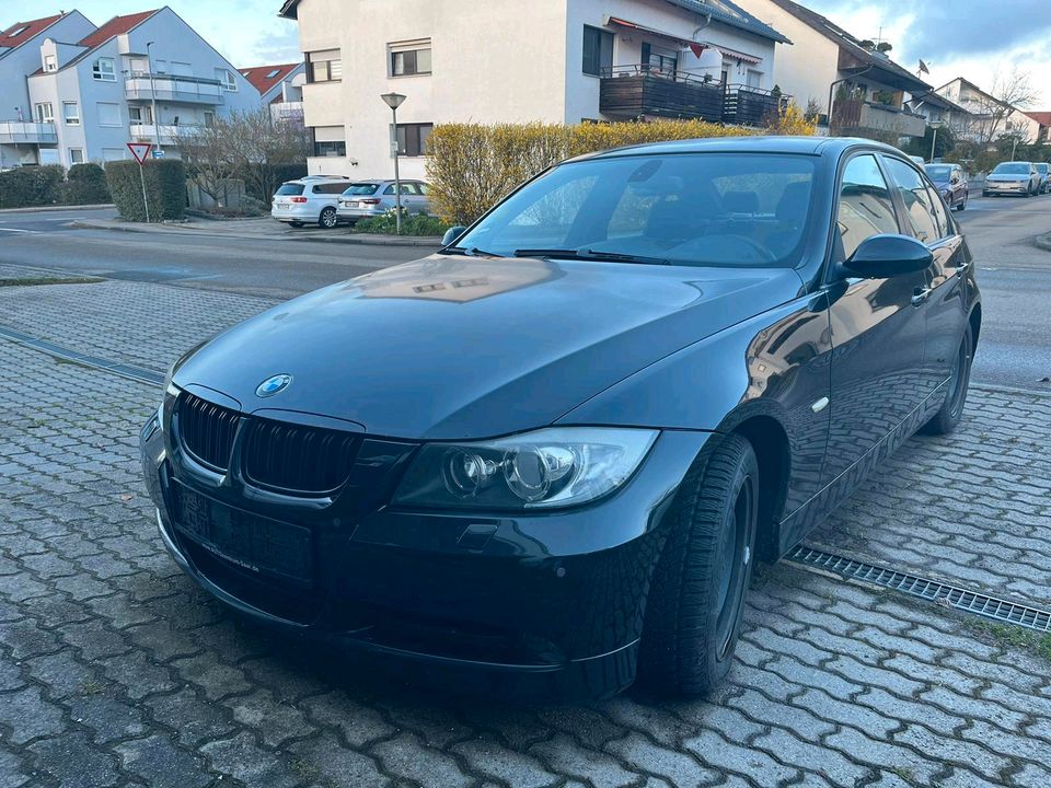BMW E90 320i TÜV neu Navi Kunstleder 170 PS in Leonberg