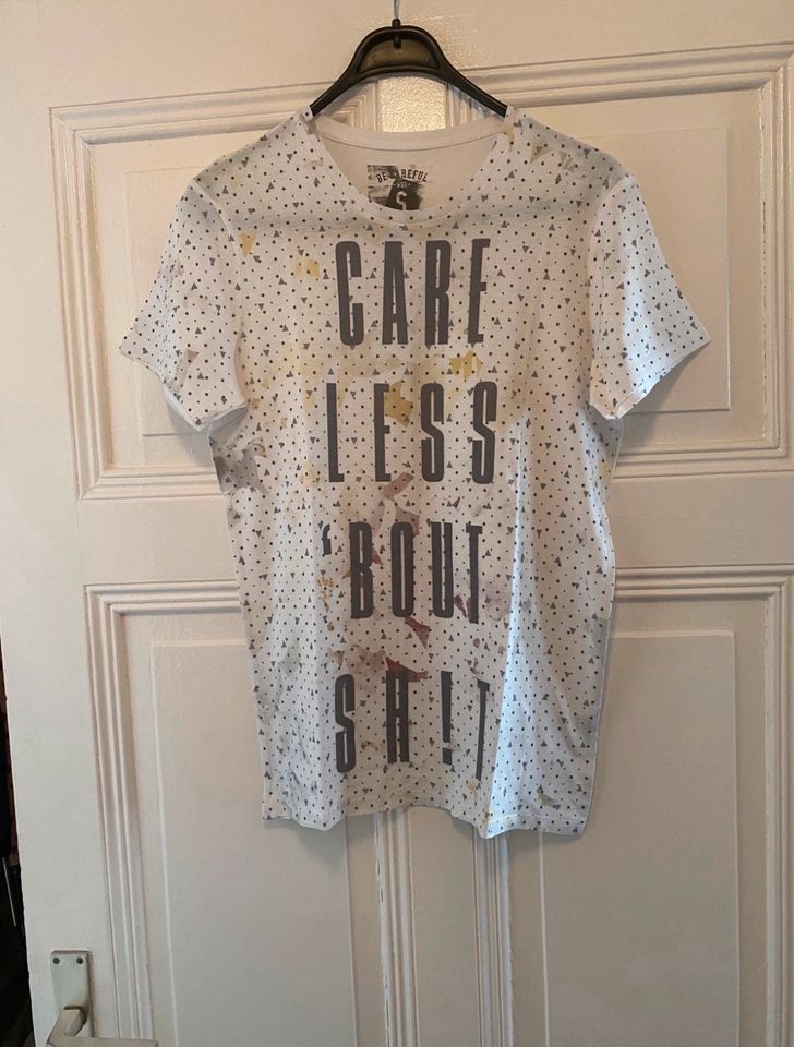 Weißes T-Shirt mit Muster und Print vorne Gr.: S in Berlin