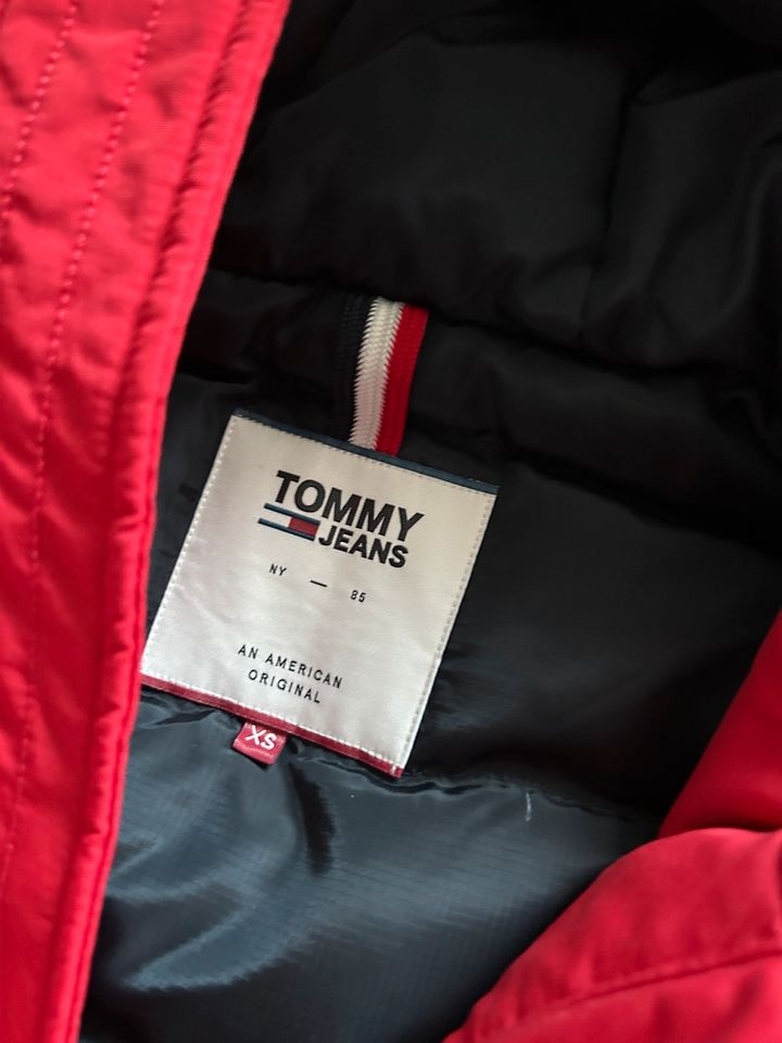 Tommy Hilfiger Daunenjacke Winterjacke Parka mit Kunstfell Rot XS in Berlin