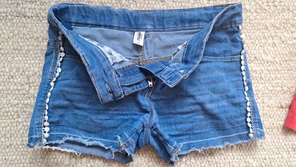 Kurze Hosen Shorts Jeans Mädchen 134/140 in Berlin