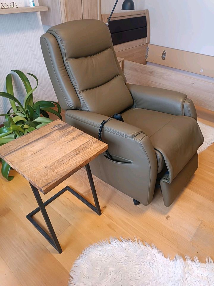 Schlafzimmer + verstellbarer Sessel in Stadtlohn