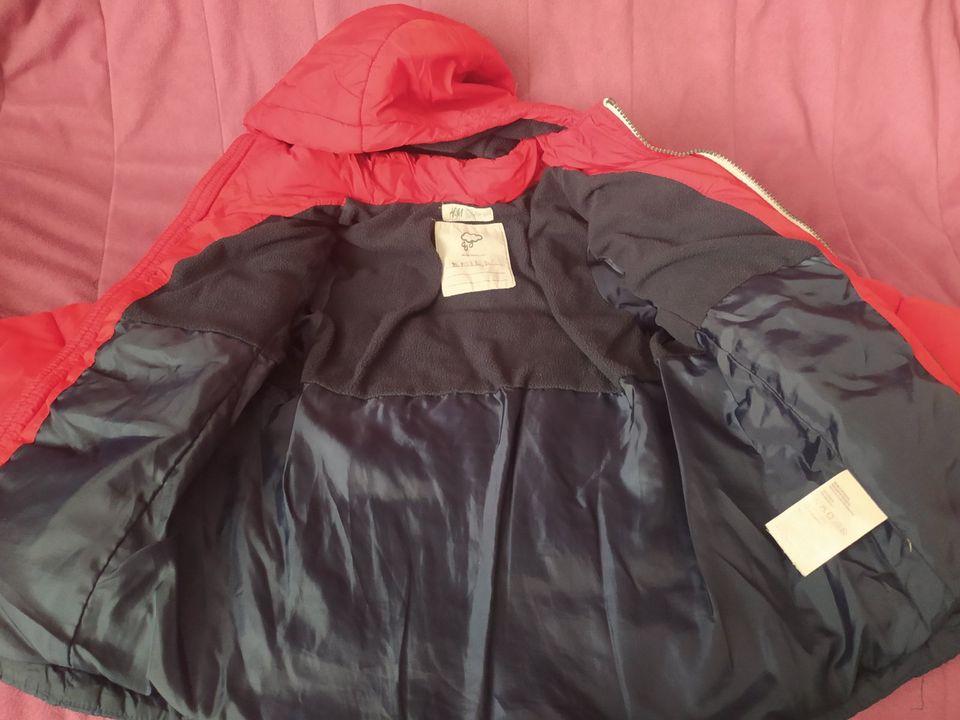 Jacke Winterjacke Gr. 116 H&M, Rot-Blau in Berlin