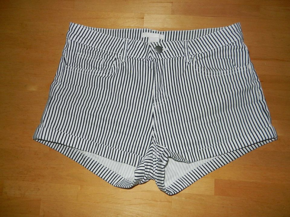 H&M Short weiß schwarz gestreift Gr. 36 in Redwitz a d Rodach