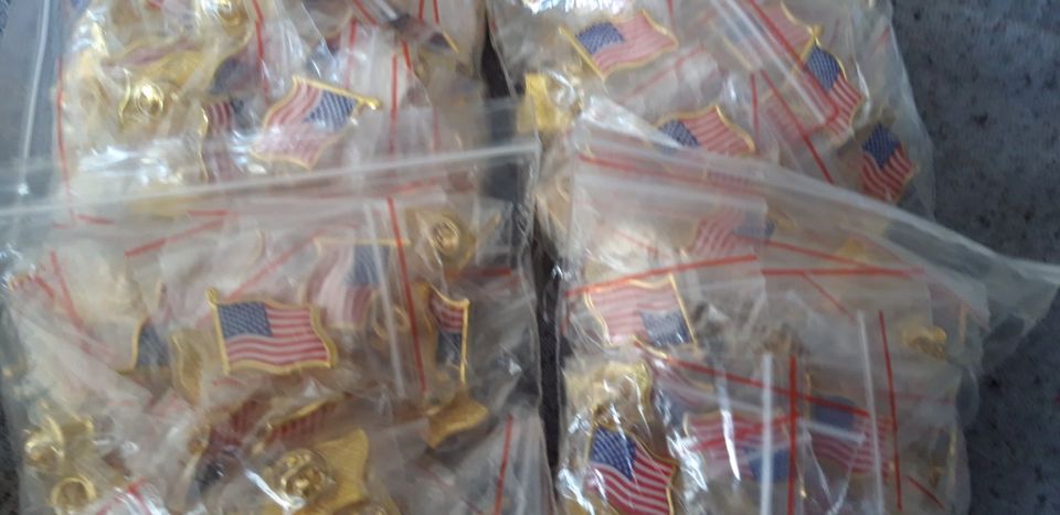 300 Pins Amerikanische Flaggen Brosche USA Fahne RESTPOSTEN in Hattersheim am Main