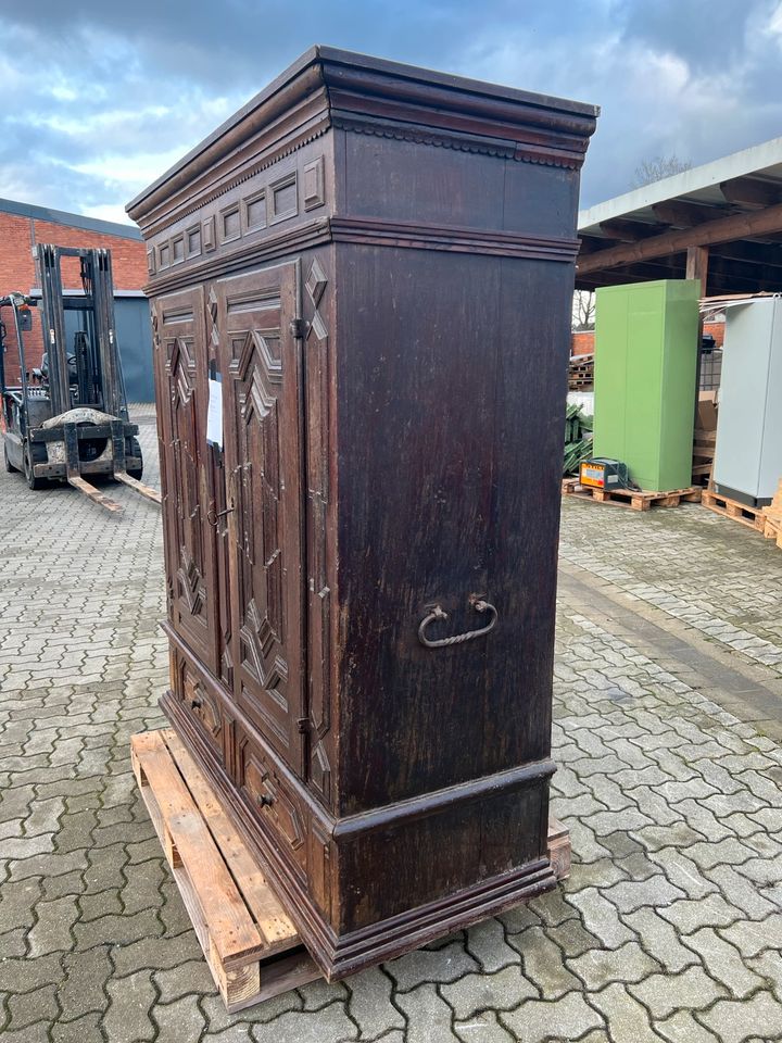 Antik Schrank anno 1600 in Celle