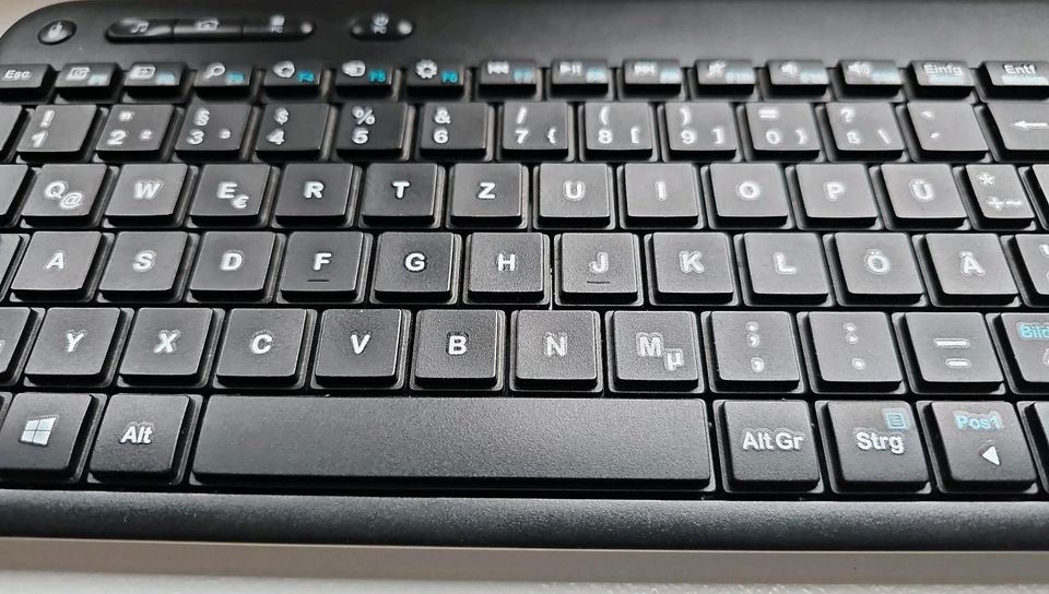 Logitech K400r - Tastatur & Mauspad - Funk - gepflegter Zustand in Hamburg