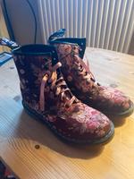 DR.MARTENS MIT ROSENMUSTER, ORIGINAL , INKLUSIVE VERSAND♥️ Brandenburg - Bernau Vorschau