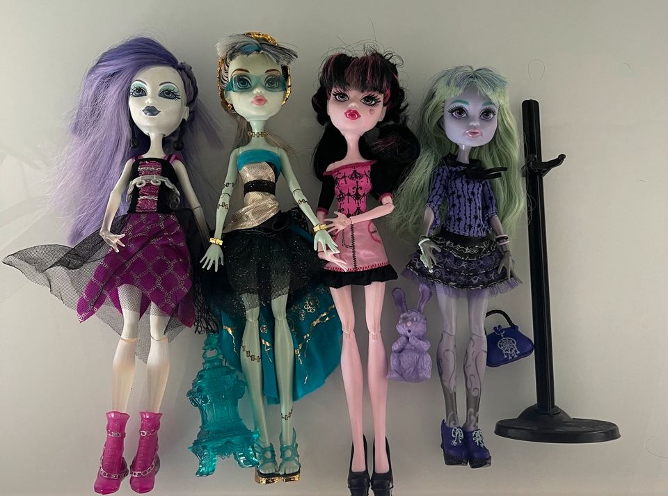 4 Monster High Puppen+ Präsentationsständer in Recklinghausen