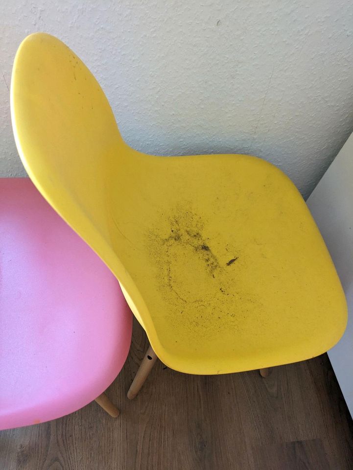 Stühle gelb und rot in Halberstadt