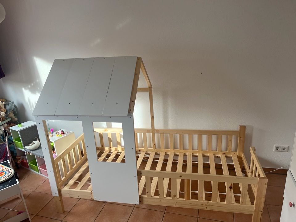 Hausbett Kinderbett Neuwertig 1 Monat alt 90x200 in Wülfrath