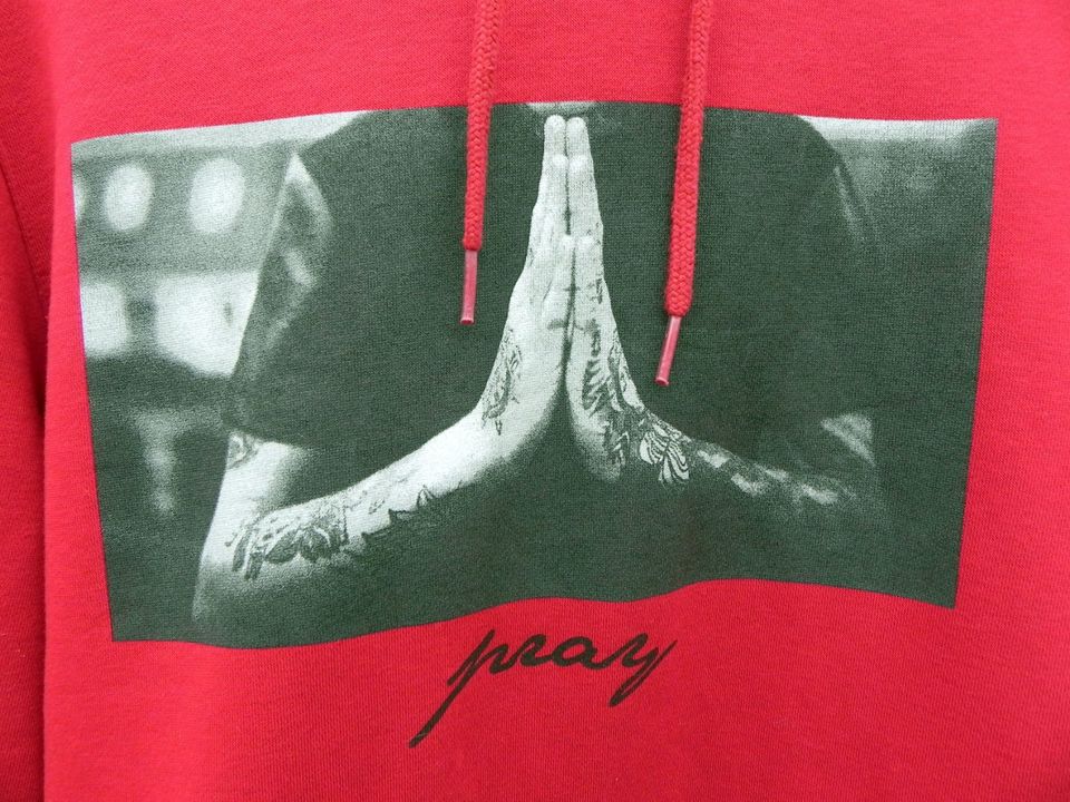 Sweatshirt (Hoodie) "Pray", v. Mister Tee, Größe M, rot in Kerken