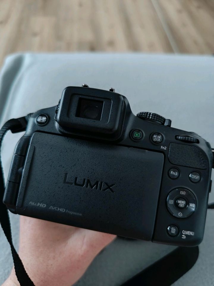 Panasonic LUMIX Kameraset mit Stativ in Bernau