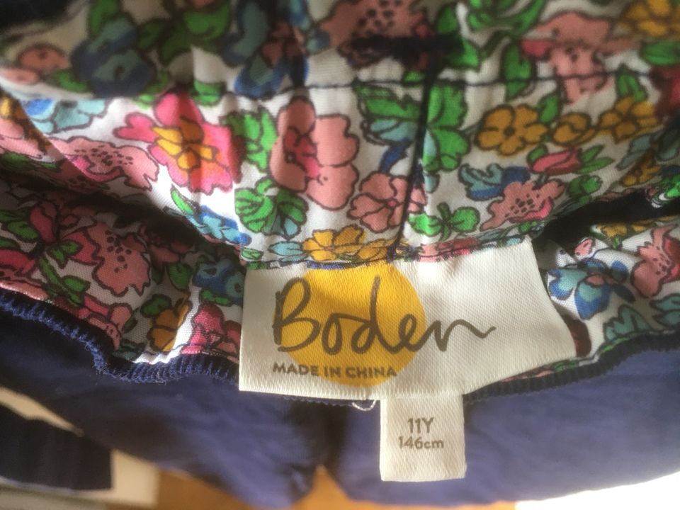 Hose von Boden aus blauem Cord in München