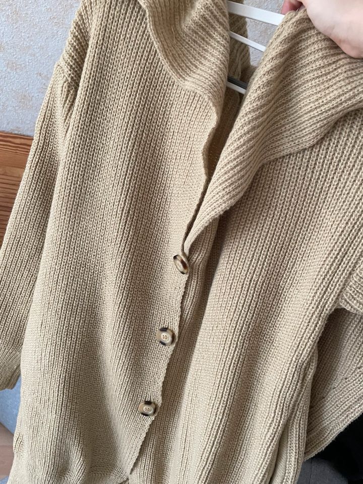 Braun/beige Strick Jacke in Schwarzenbek