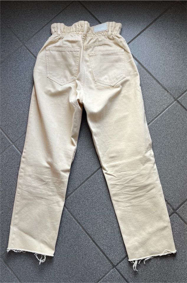 Bershka Hosen - Straight Jeans in Beige und Weiß in Geldern