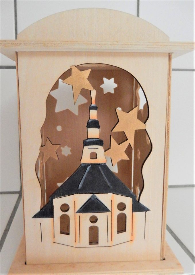 Weihnachtslaterne aus Holz - ca. 16 x 12 x 12 cm - für 1 Teelicht in Lingenfeld