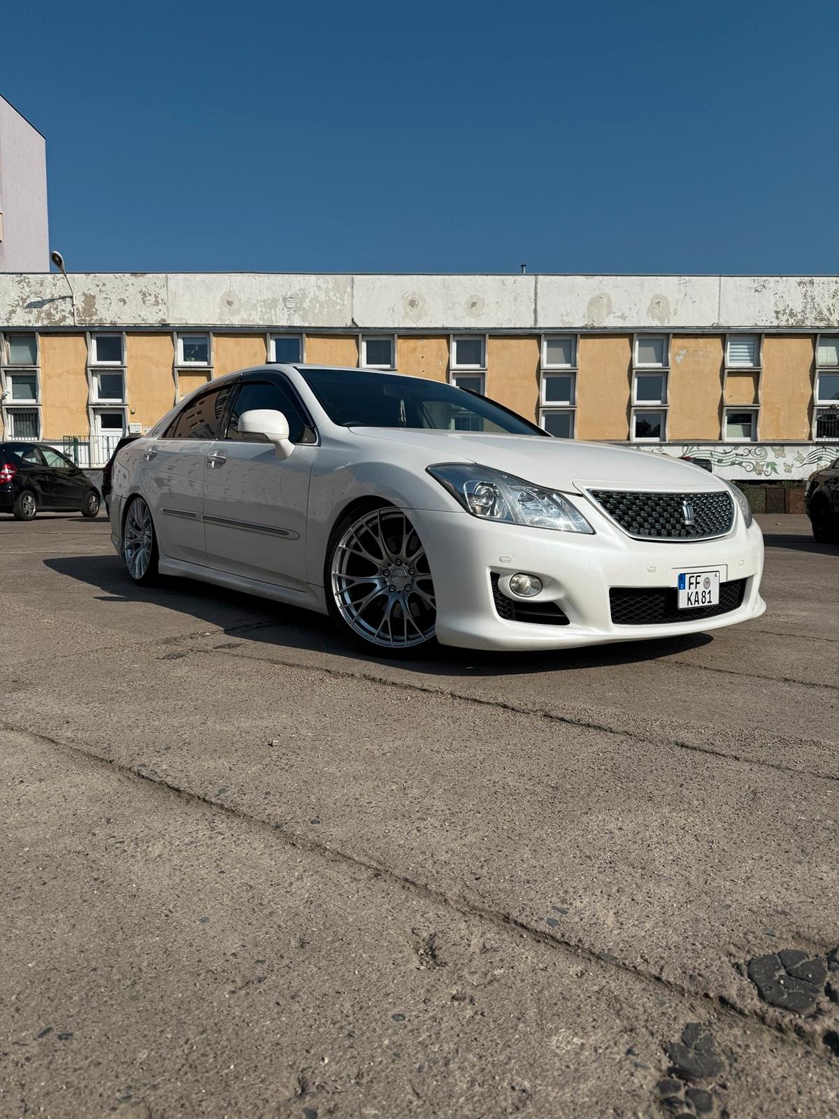 Abbildung des Autos Toyota Crown Grs204