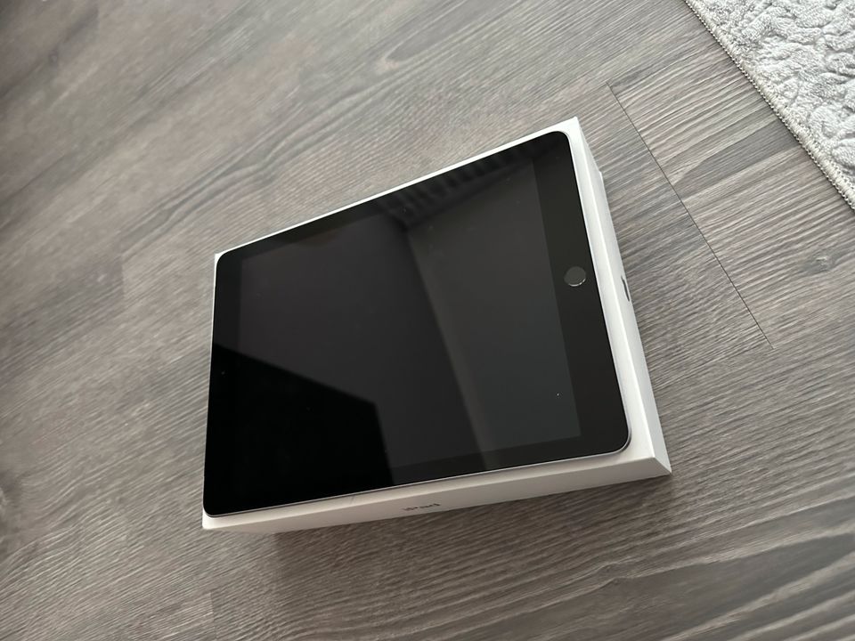 iPad 6 th Generation 128 GB Wi-Fi - Cellular in Hamburg