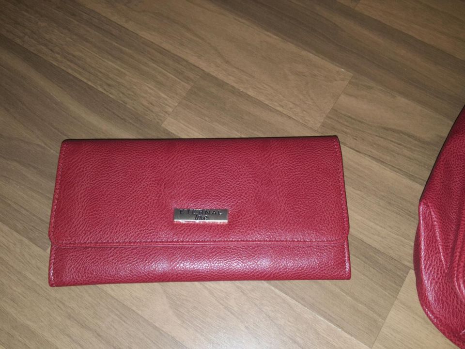 Handtasche rot neu Portemonnaie in Pouch (Muldestausee)