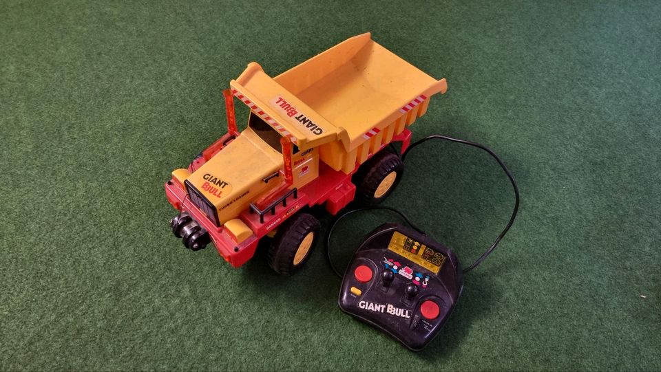 Europlay Giant Bull Kipper Laster LKW Truck ca. 1:16 in Wildenberg