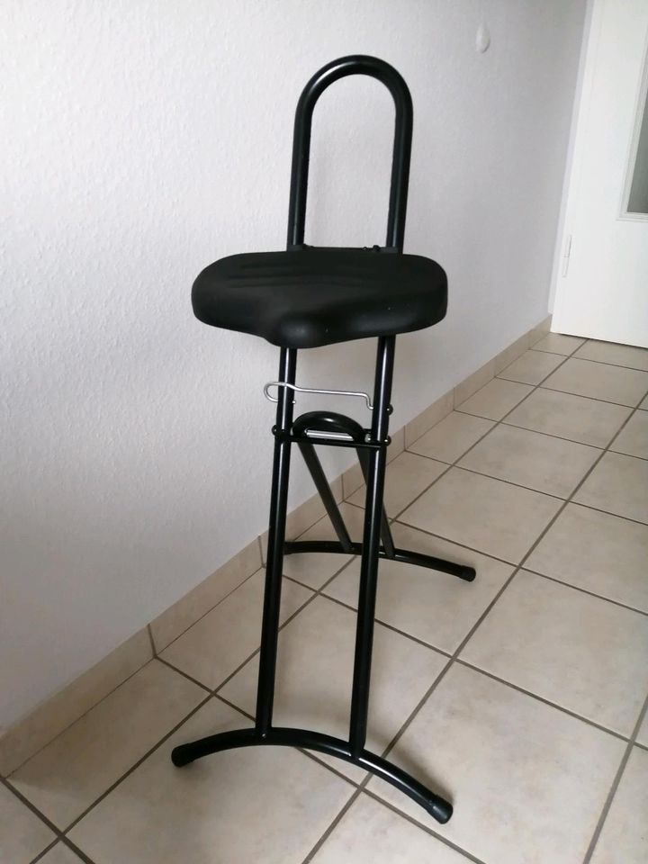 Crosstrainer, 4 Stühle, Tisch& 3 Stühle, IKEA Lampe, in Verl