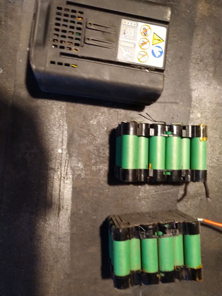 Stihl AP 300 Akku + Batterien defekt Konvolut aus Garagenräumung in Milmersdorf