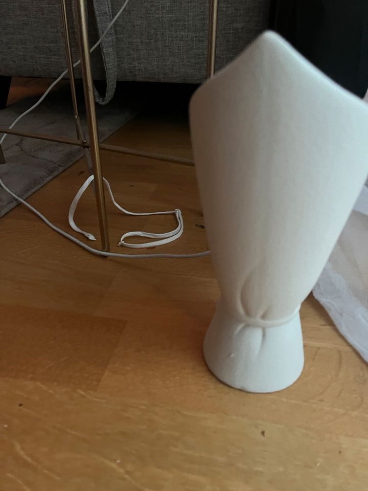Vase mit Schleife weiß in München
