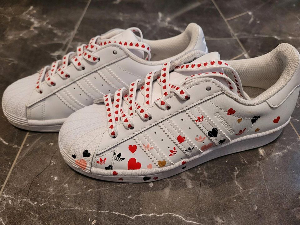 NEU!!! Adidas Superstar Herzen limited Edition in Brandenburg - Neuruppin |  eBay Kleinanzeigen ist jetzt Kleinanzeigen