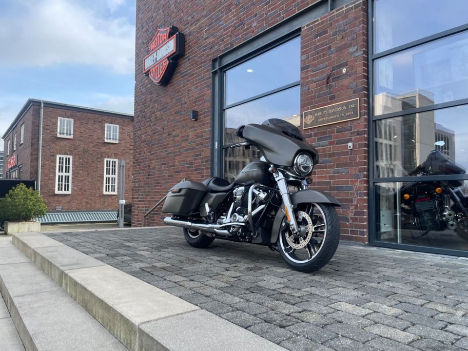 Harley-Davidson FLHXS Street Glide Special mit KessTech in Bielefeld