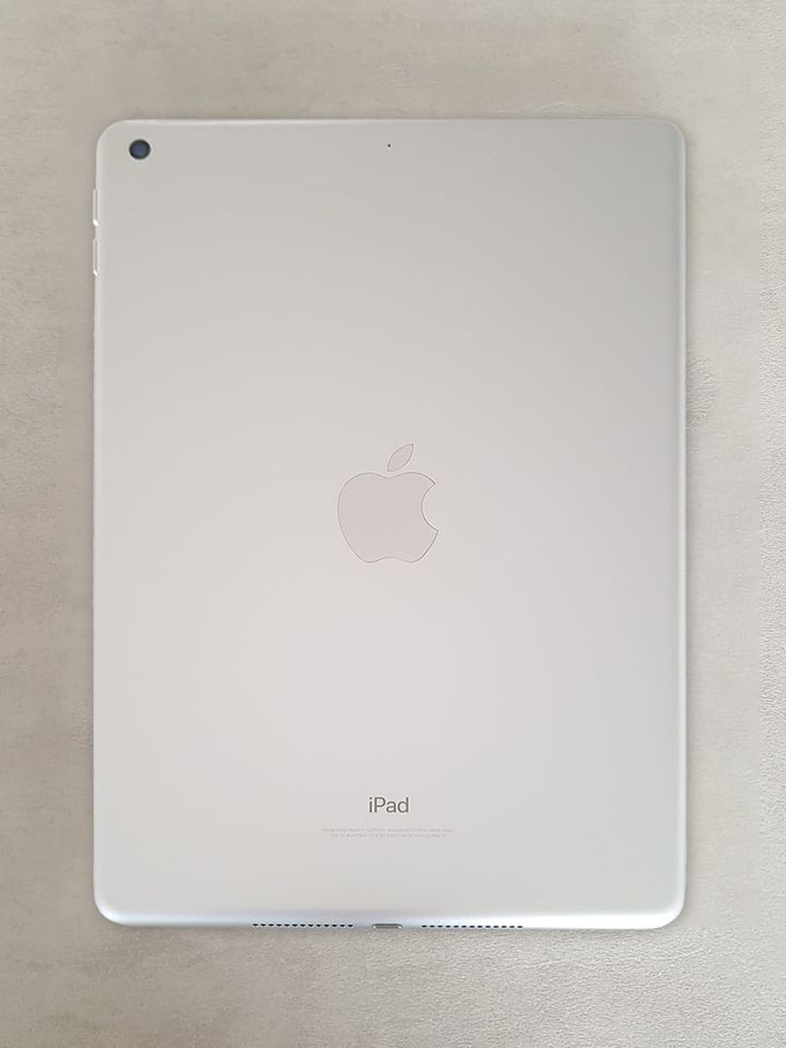 Apple iPad 5.Generation, 32GB Speicher, 9,7 Zoll, neuwertig in Düsseldorf