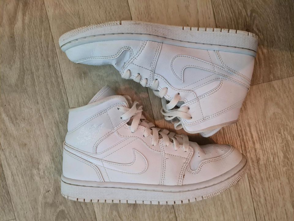 Nike Air Jordan mid 1 Sneaker 38 weiß wie neu in Laubach