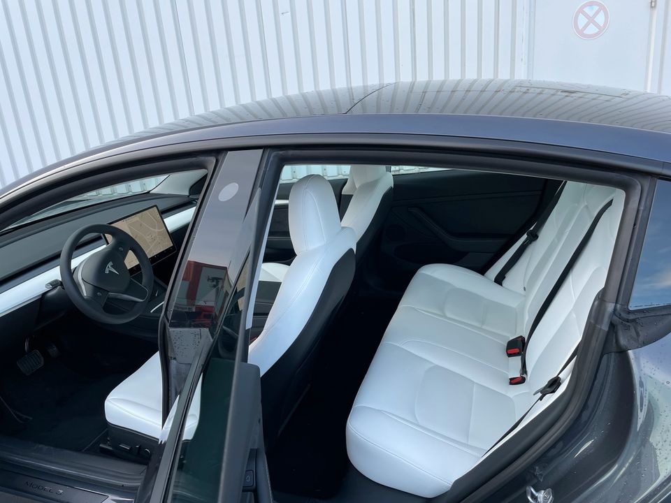 Tesla Model 3 RWD 60 kWh LFP Grau / Weiß SR+ in Hohenroth bei Bad Neustadt a d Saale