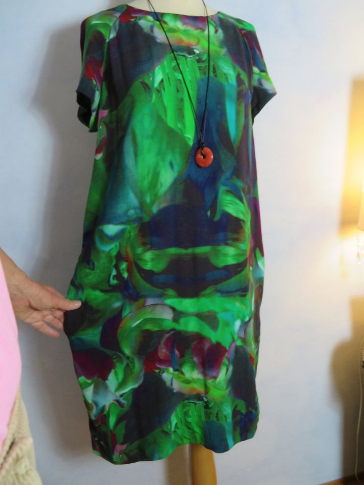 COS Kleid aus Viskose Aquarell Dschungel Print S Naturfaser Grün in  Baden-Württemberg - Weingarten | eBay Kleinanzeigen ist jetzt Kleinanzeigen