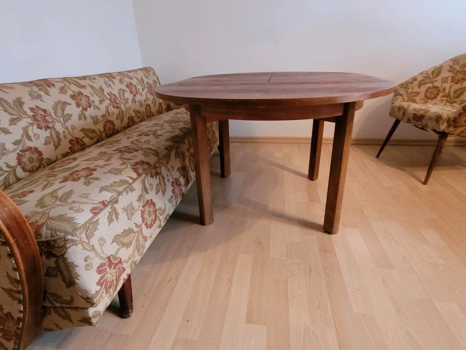 Tisch und drei Sessel in Plattenburg