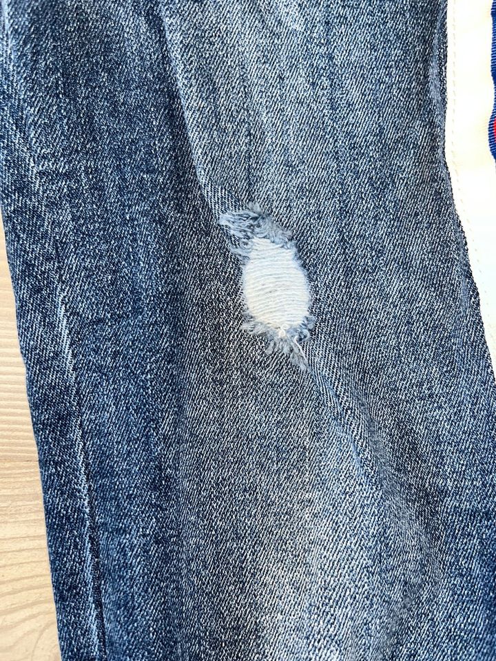 Zara Kids Jeans im Used look mit Seitenstreifen, Gr. 140, gut in Wolfenbüttel