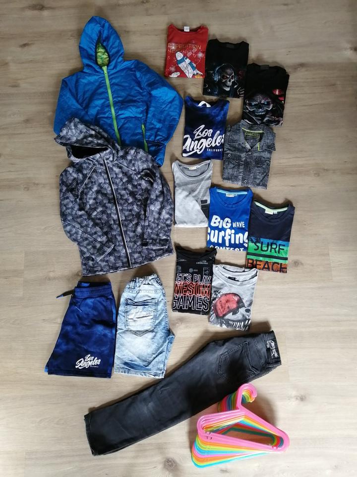 16 tlg. Kleiderpaket Jungen Gr. 134/140 + 16 Ikea Kleiderbügel in Arnstein