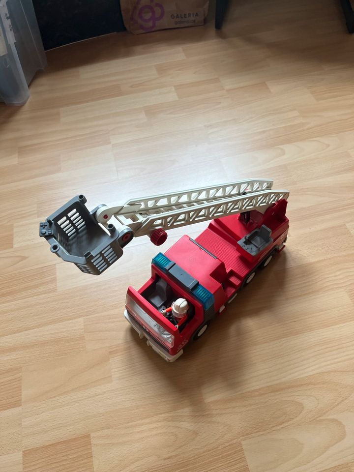 Playmobil Feuerwehr Leiterwagen in Velbert