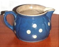 alte himmelblaue Steingut-/ Keramikkanne mit weißen Punkten Brandenburg - Königs Wusterhausen Vorschau