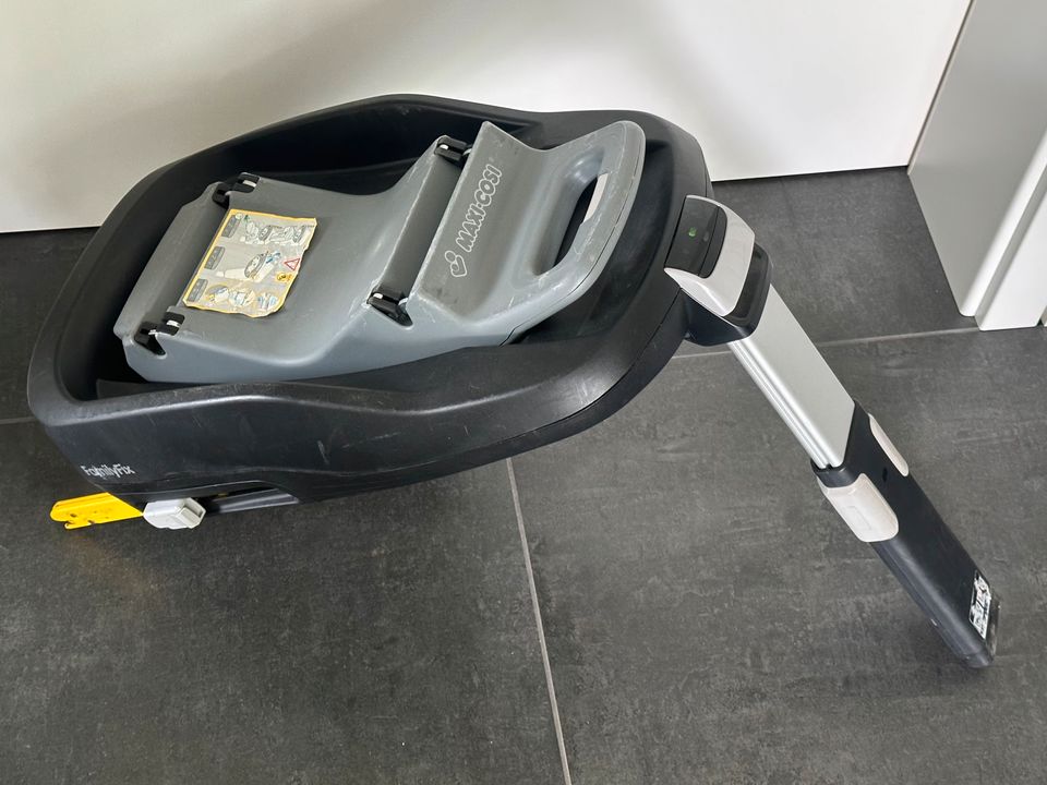 Babyschale "Maxi Cosi Pebble" inkl. FamilyFix-Station (Isofix) in Rietberg