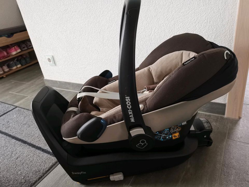 Maxi Cosi pebble plus  mit 2 way fix Station in Althengstett