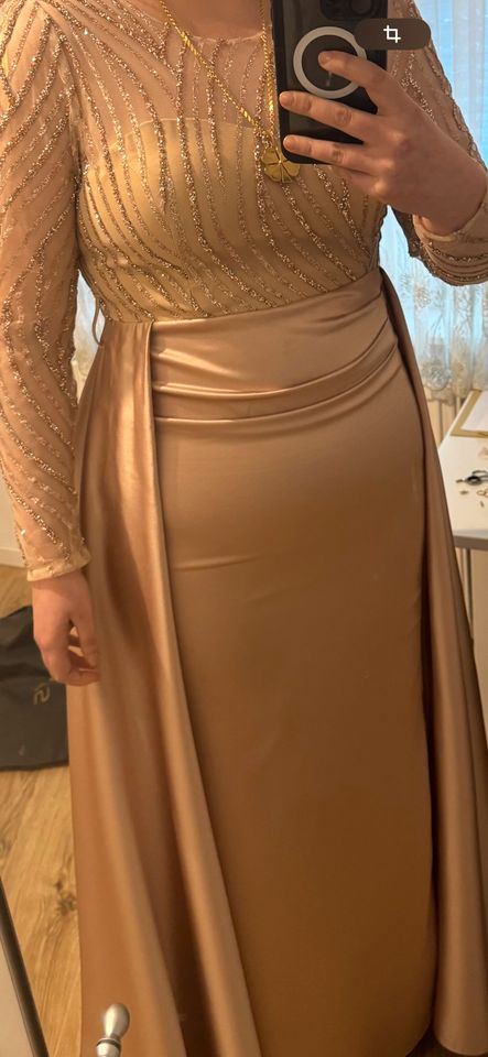 Beige und goldenes Kleid in Köln