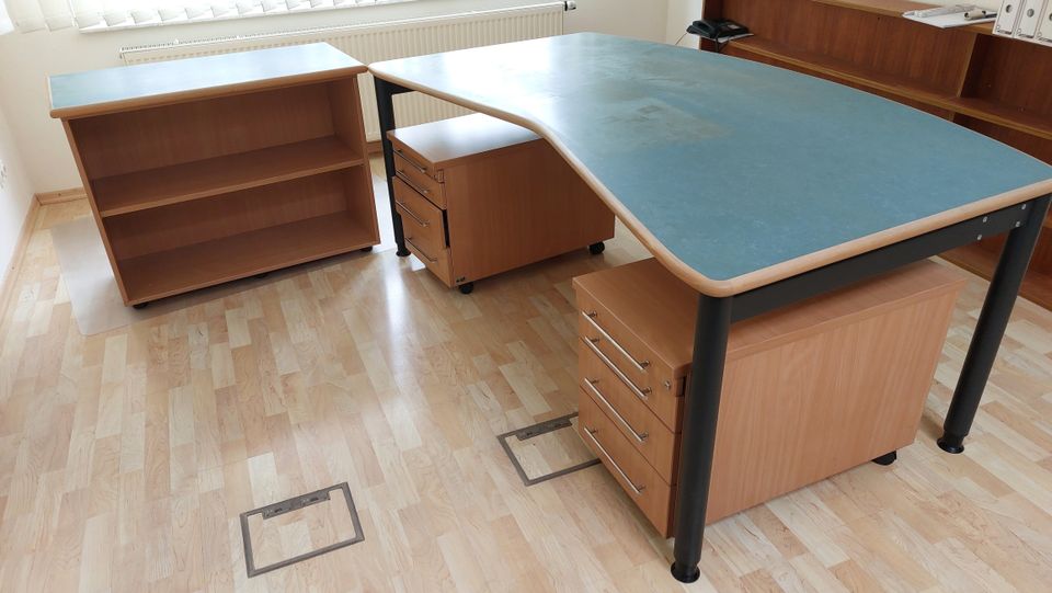 Schreibtisch, hochwertig, mit 2 Rollcontainern und Beistellregal in Bebra
