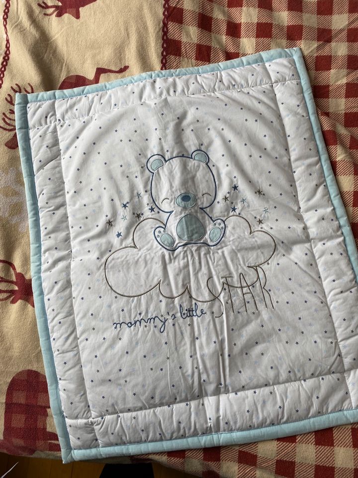 Bettdecke und Kissen für ein Baby in Straelen