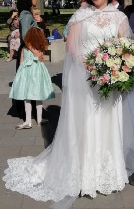 Brautkleid mit Schleppe und Schleier-Mantel in Hamburg