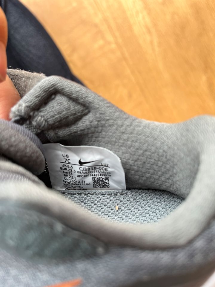 Nike Turnschuhe Kinder grau pink 23,5 wie NEU! in Germering