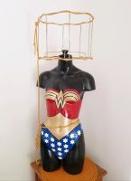 Wonder Woman Lampe Stehlampe DIY Comic Figur Superheld Nordrhein-Westfalen - Voerde (Niederrhein) Vorschau