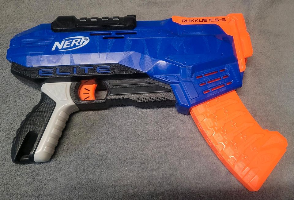 Nerf Elite Rukkus ics-8 mit Patronen top Zustand in Alfter