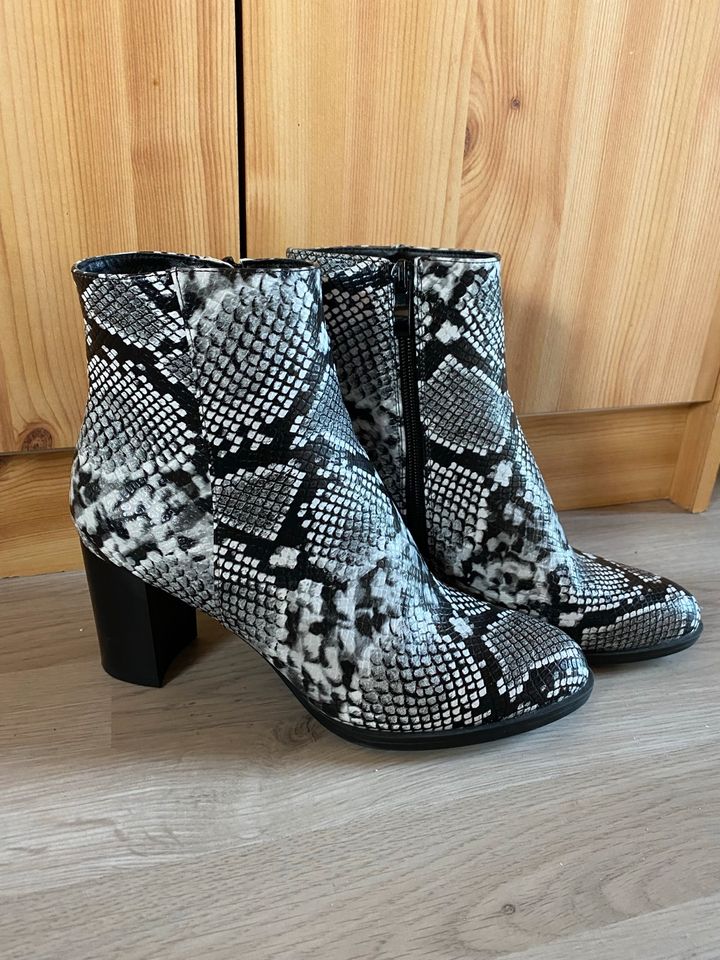 Damenstiefel mit Python-Print in Eisenbach (Hochschwarzwald)