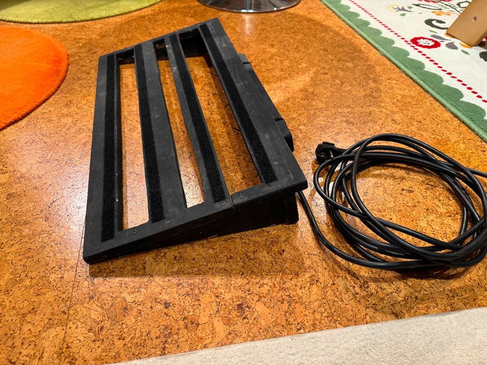 Leichtes Pedalboard Eigenbau (Pedalfläche 30 x 60 cm) mit Stecker in Haßmersheim