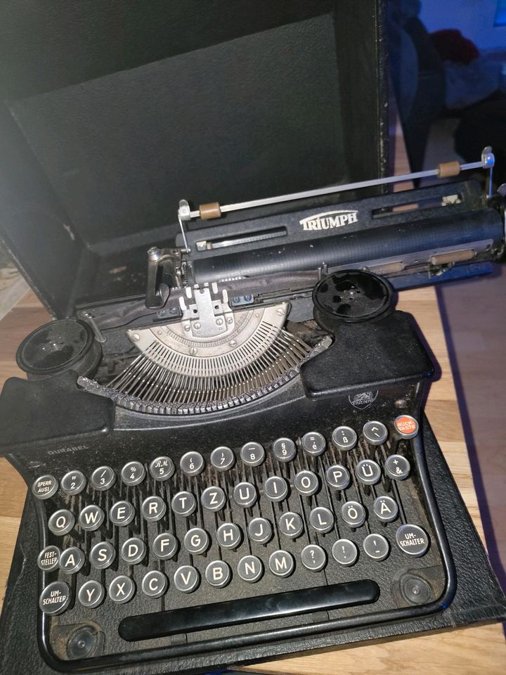 Triumph Schreibmaschine mit koffer in Schwülper